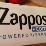 A gigante do e-commerce, Zappos, é referência na qualidade da prestação de serviços ao consumidor. E, entre os exemplos citados em seu livro “Delivering Happiness”, Tony Hsieh destaca 10 maneiras de valorizar o SAC de sua loja, diante de clientes e colaboradores. Confira: