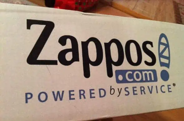 A gigante do e-commerce, Zappos, é referência na qualidade da prestação de serviços ao consumidor. E, entre os exemplos citados em seu livro “Delivering Happiness”, Tony Hsieh destaca 10 maneiras de valorizar o SAC de sua loja, diante de clientes e colaboradores. Confira: